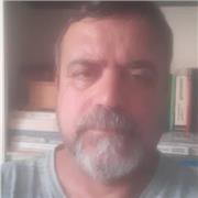 Professor de História, ensina com conexões entre Geografia, Ciências e Linguística